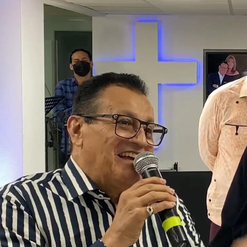 Un sonriente Ismael Miranda apareció junto a su esposa Janice Batlle en un evento religioso dedicado a celebrar su vida.