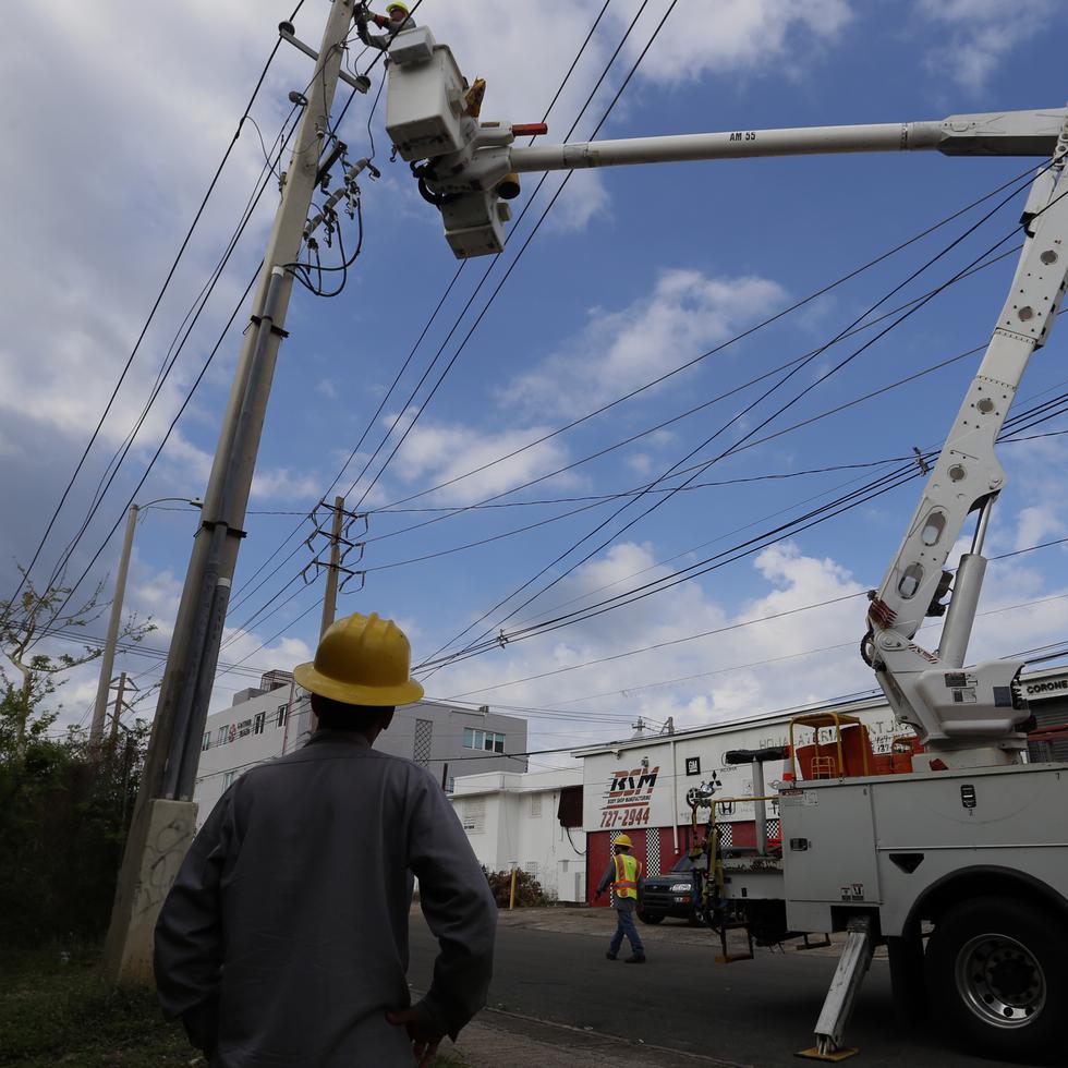 MIA50. SAN JUAN (PUERTO RICO), 06/10/2017. Empleados de la Autoridad de Energía Eléctrica (AEE) trabajan en un poste caído por el paso del huracán María hoy, viernes 6 de octubre de 2017, en el distrito de Santurce, en San Juan (Puerto Rico). Según los últimos datos oficiales, sólo el 10,7 % de los abonados de la AEE cuenta con luz en la isla, mientras que el 55,5 % de los clientes de la Autoridad de Acueductos y Alcantarillados (AAA) tiene agua potable. EFE/Thais Llorca

