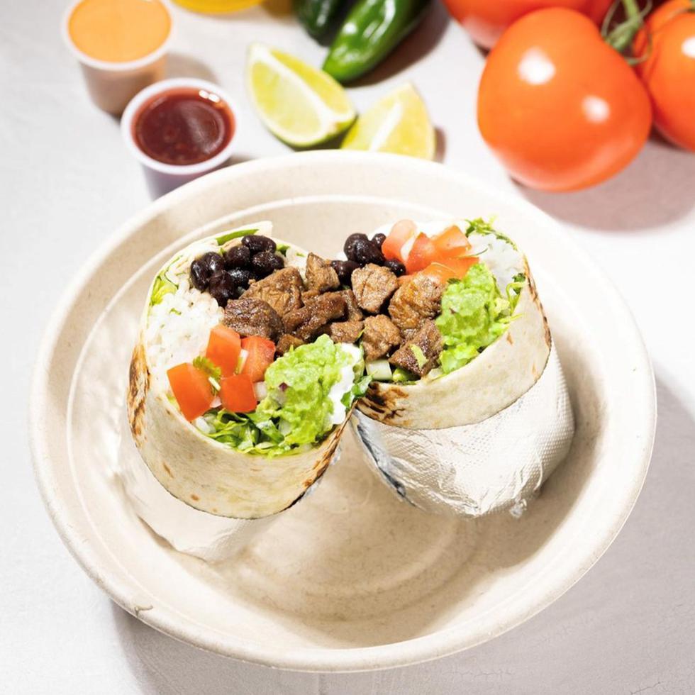 Burrillos ofrece una variedad de burritos, quesadillas, tacos, nachos, papas supremas y opciones veganas.