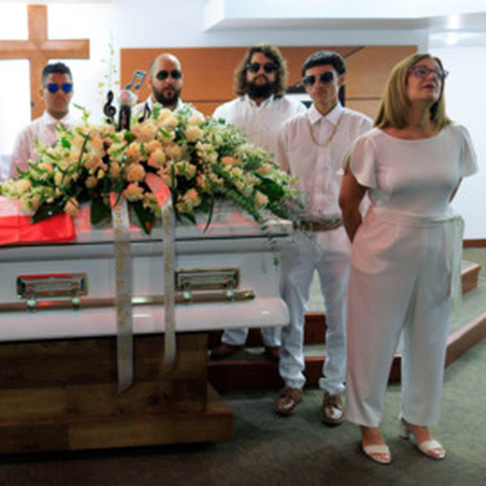 Los actos fúnebres del fenecido cantante y compositor Ubaldo “ Lalo ” Rodríguez Santos comenzaron hoy lunes 19 de diciembre en la funeraria Ehret. 
FOTO POR:  tonito.zayas@gfrmedia.com
Ramon " Tonito " Zayas / GFR Media