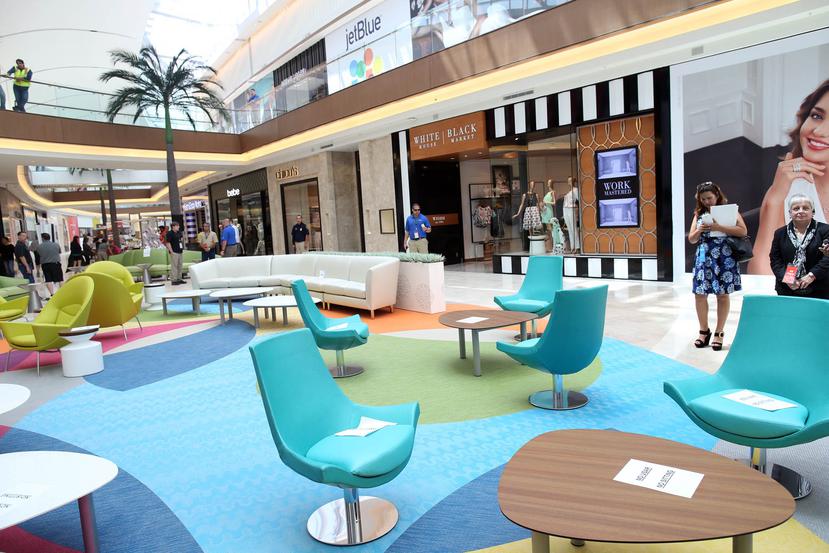 El mall cuenta con casi 40 estaciones de carga para equipos electrónicos en dos “mesones tecnológicos” ubicados en el área central.