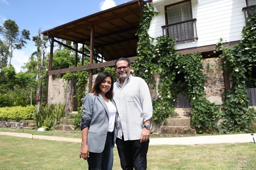 Magda Nieves y Rigoberto Ramos, propietarios de Hacienda La Mocha en Ponce, una de las localidades que recibió la certificación agroturística.