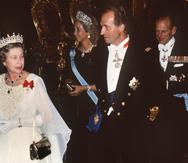 La reina Elizabeth II de Inglaterra es acompañada por el rey Juan Carlos, junto a la reina Sofía y el duque de Edimburgo, momentos antes de una cena de gala celebrada en el Palacio Real de Madrid en octubre de 1988.