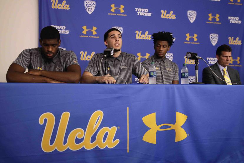 LiAngelo Ball (centro) habla con los medios de comunicación durante una conferencia de prensa de UCLA luego de regresar a los Estados Unidos. (AP / Jae C. Hong)