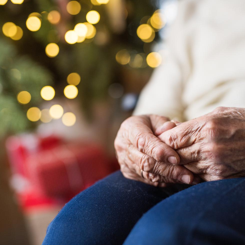 Aunque esta época festiva es motivo de alegría para gran parte de la población, muchos adultos mayores experimentan tristeza y soledad, escribe Mildred Rivera Marrero.