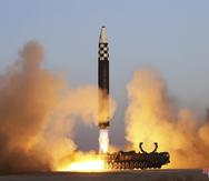 Esta imagen difundida por el gobierno de Corea del Norte muestra lo que asegura se trata de un misil balístico intercontinental durante un lanzamiento de prueba desde el aeropuerto internacional Sunan, el jueves 16 de marzo de 2023, en Pyongyang, Corea del Norte. (Agencia Central de Noticias de Corea/Korea News Service vía AP)