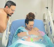 El reconocido "influencer" Chente Ydrach compartió esta foto en el hospital junto a su compañera, conocida como "Vero", quien sostiene en sus brazos al hijo de ambos.