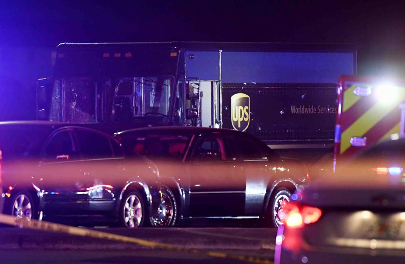 Las autoridades investigan la escena de un tiroteo en Miramar, Florida, el jueves 5 de diciembre de 2019. (Taimy Alvarez/South Florida Sun-Sentinel vía AP)