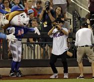 Trumpet tocó una versión de “Take Me Out To The Ballgame”, frente al dugout de los Dodgers.