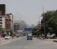 Una nube de humo sale de un vecindario de Jartum, Sudán, el 15 de abril de 2023. (AP Foto/Marwan Ali)