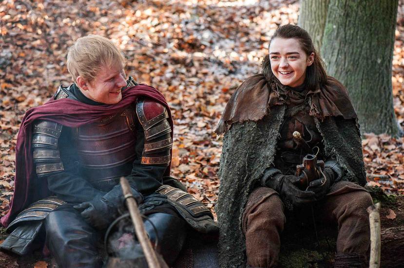 Ed Sheeran y Maisie Williams en una escena de “Game of Thrones". (AP)