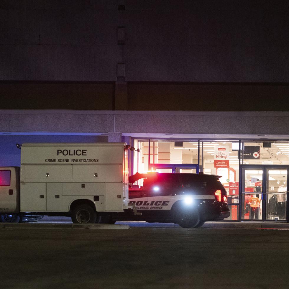 Investigadores de la policía de Colorado Springs trabajaban en la escena en el Citadel Mall de Colorado Springs, en Nochebuena.