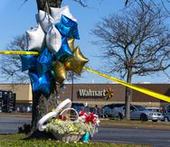 Flores y globos han sido colocados en el Walmart donde ocurrió el tiroteo.