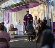 El padre Melvin Díaz Aponte, de la Parroquia Inmaculada Concepción en Guayanilla, oficia las mismas bajo carpas junto a las ruinas del templo destruido por el terremoto de magnitud 6.4 del 7 de enero de 2020.