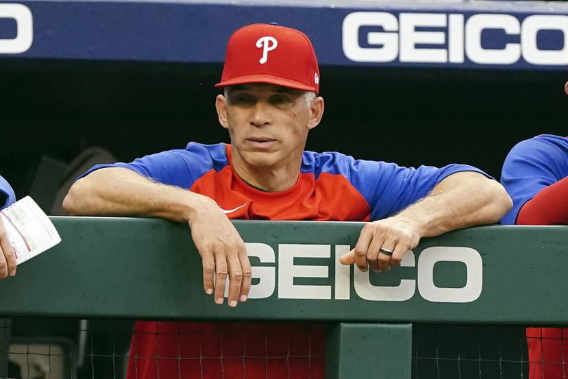El dirigente Joe Girardi observa desde el dugout durante un partido de los Phillies ante los Braves de Atlanta el pasado mes.