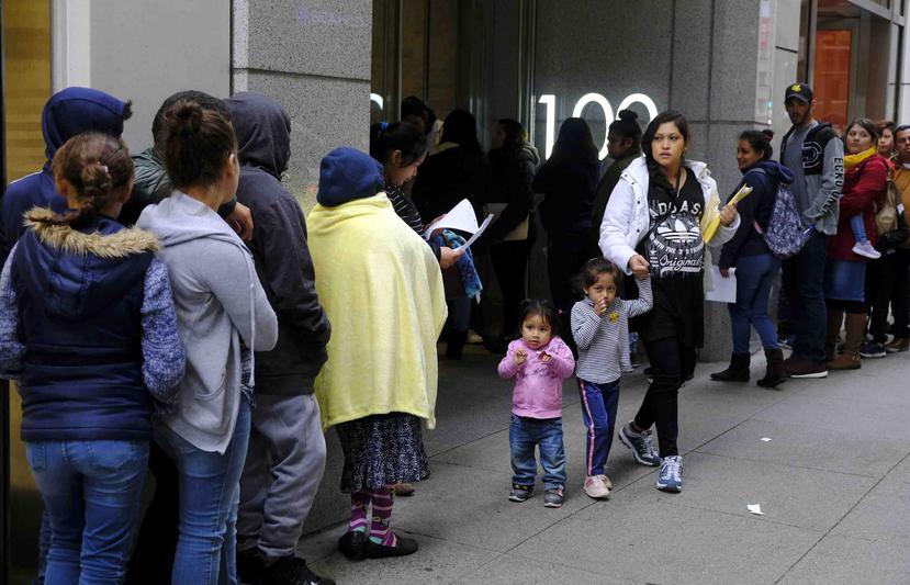 En esta fotografía del 31 de enero de 2019, cientos de personas se forman sobre una acera afuera de una oficina de inmigración del gobierno de Estados Unidos, en San Francisco.  (AP)