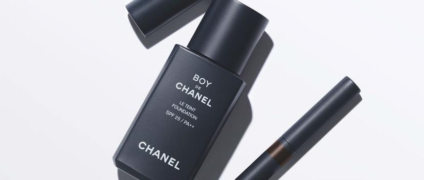 “Boy de Chanel” cuenta con un bálsamo labial con acabado mate, un lápiz para cejas y una base líquida que cuenta con factor de protección solar con un ligero toque de color. (Foto: Captura)