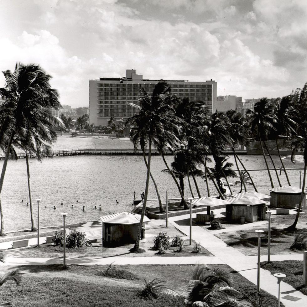 La construcción de la icónica hospedería data de 1946, cuando la Compañía de Fomento Industrial de Puerto Rico decidió construir un hotel de lujo al lado del Fortín de San Gerónimo.  