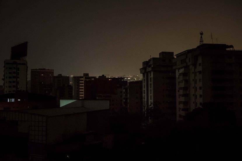 En la imagen, un barrio a oscuras en la madrugada de este sábado, en Caracas.  (EFE/ Miguel Gutiérrez)