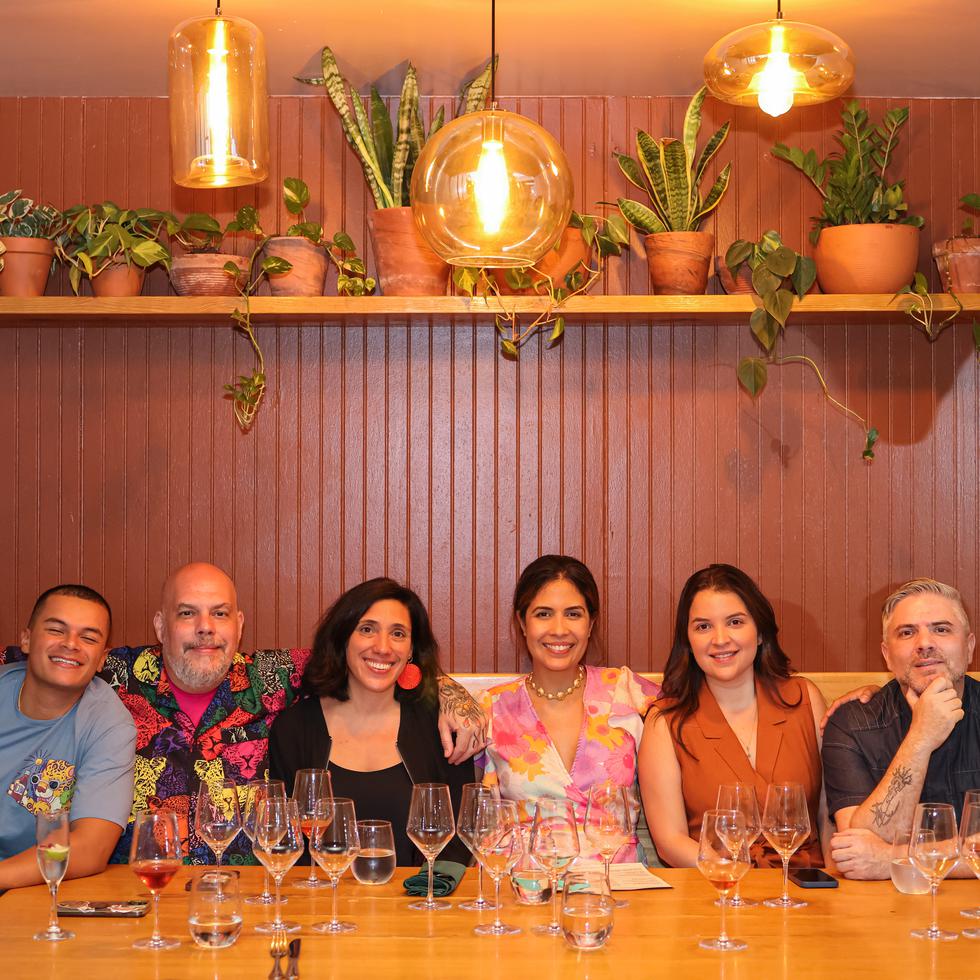 El equipo de trabajo de Cocina Abierta junto a los chefs invitados de X.O.