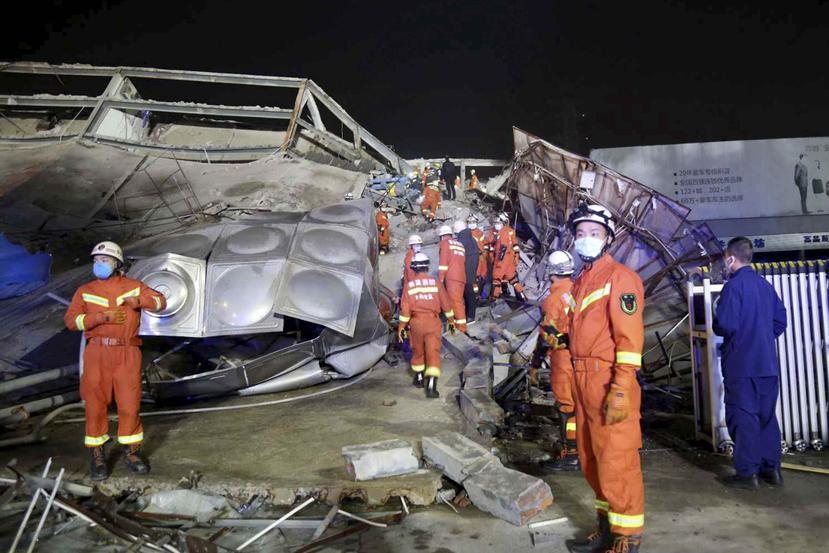 Rescatistas trabajan entre los escombros de un hotel derrumbado en la ciudad de Quanzhou, en el sureste de China, el sábado 7 de marzo de 2020. (AP)