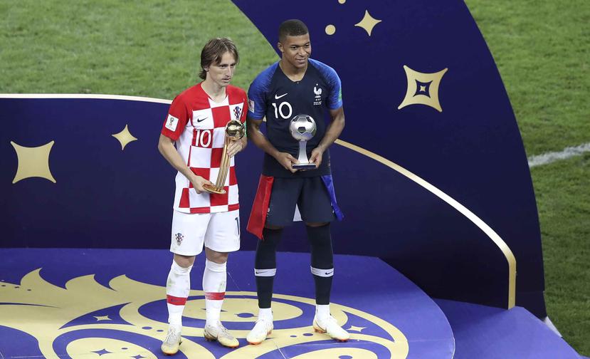 El croata Luka Modric y el francés Kylian Mbappé (derecha) posan con sus trofeos individuales que recibieron tras la final del Mundial en el estadio Luzhniki de Moscú. (AP)