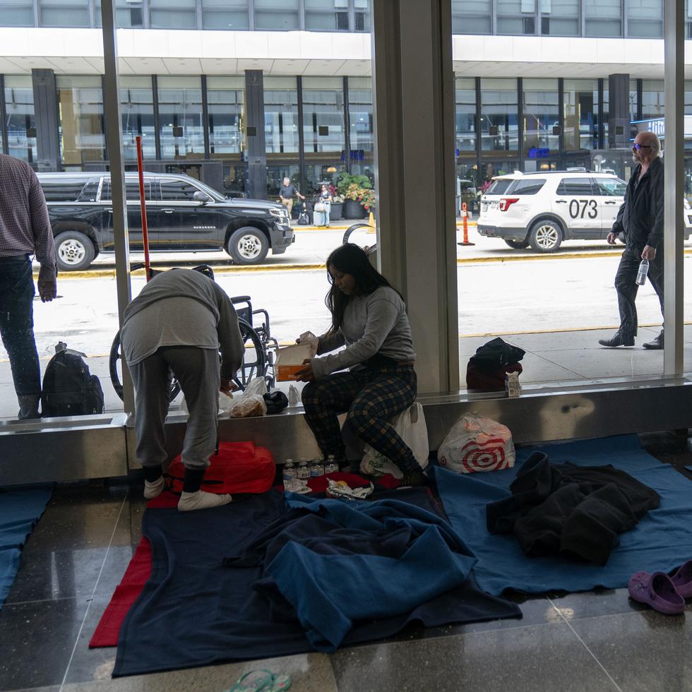 Operado por una firma privada contratada por la ciudad, migrantes permanecen en un albergue improvisado en el Aeropuerto Internacional O'Hare, el miércoles 20 de septiembre de 2023, en Chicago. (AP Foto/Erin Hooley)