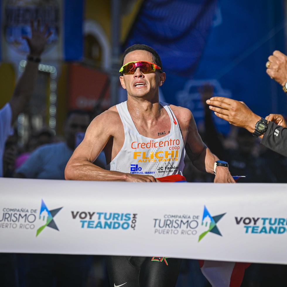 Momento en que el orocoveño Alexander Torres llega a la meta del Medio Maratón San Blas, celebrado en Coamo, el 5 de marzo de 2023.
