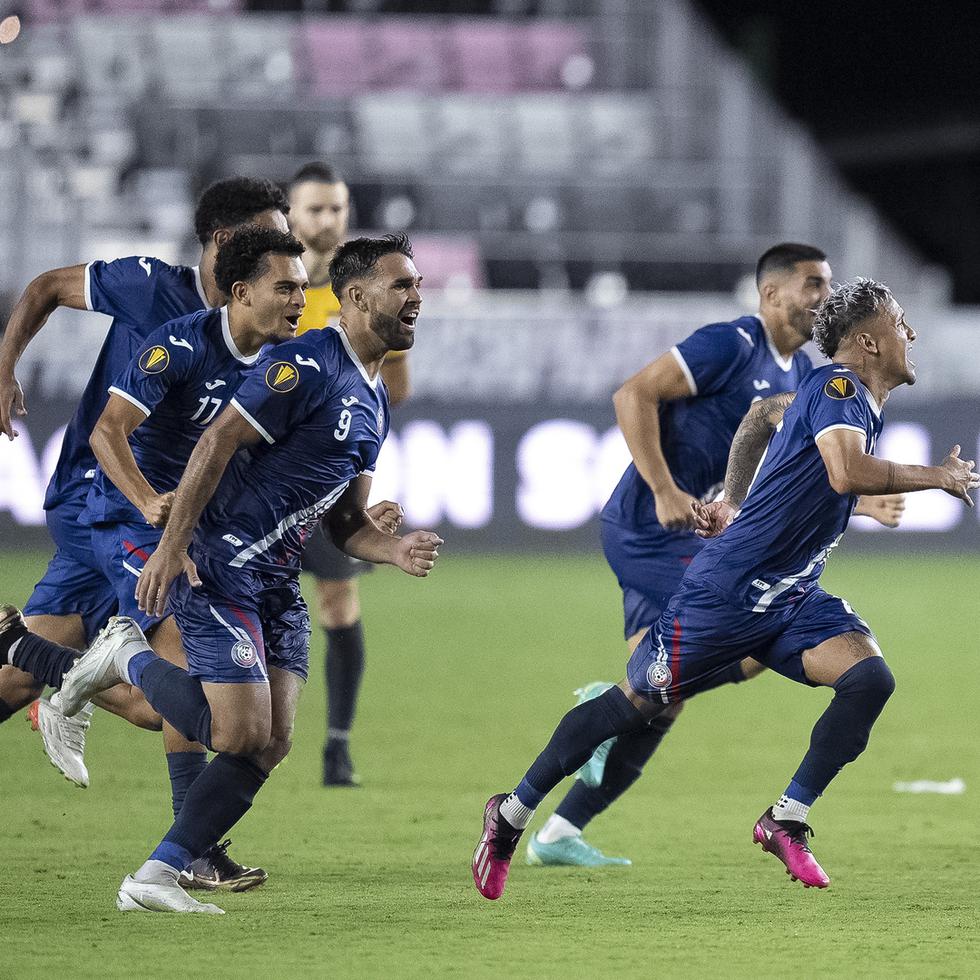Los jugadores de Puerto Rico celebran tras conseguir la victoria sobre Surinam en la ronda preliminar de la Copa de Oro de la Concacaf.
