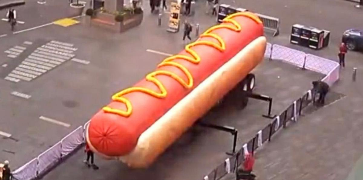 El monumental hot dog que genera curiosidad en Times Square