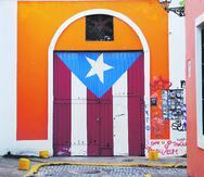 Bandera de Puerto Rico en una puerta de la calle Imperial.