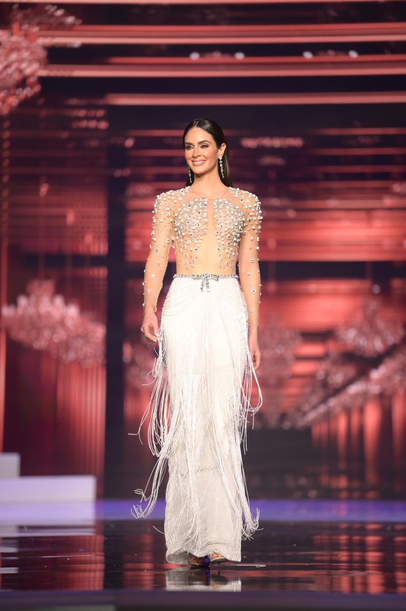 Estefanía Soto Torres utilizó un vestido creado por Harry Robles en la noche final de Miss Universe 2020.