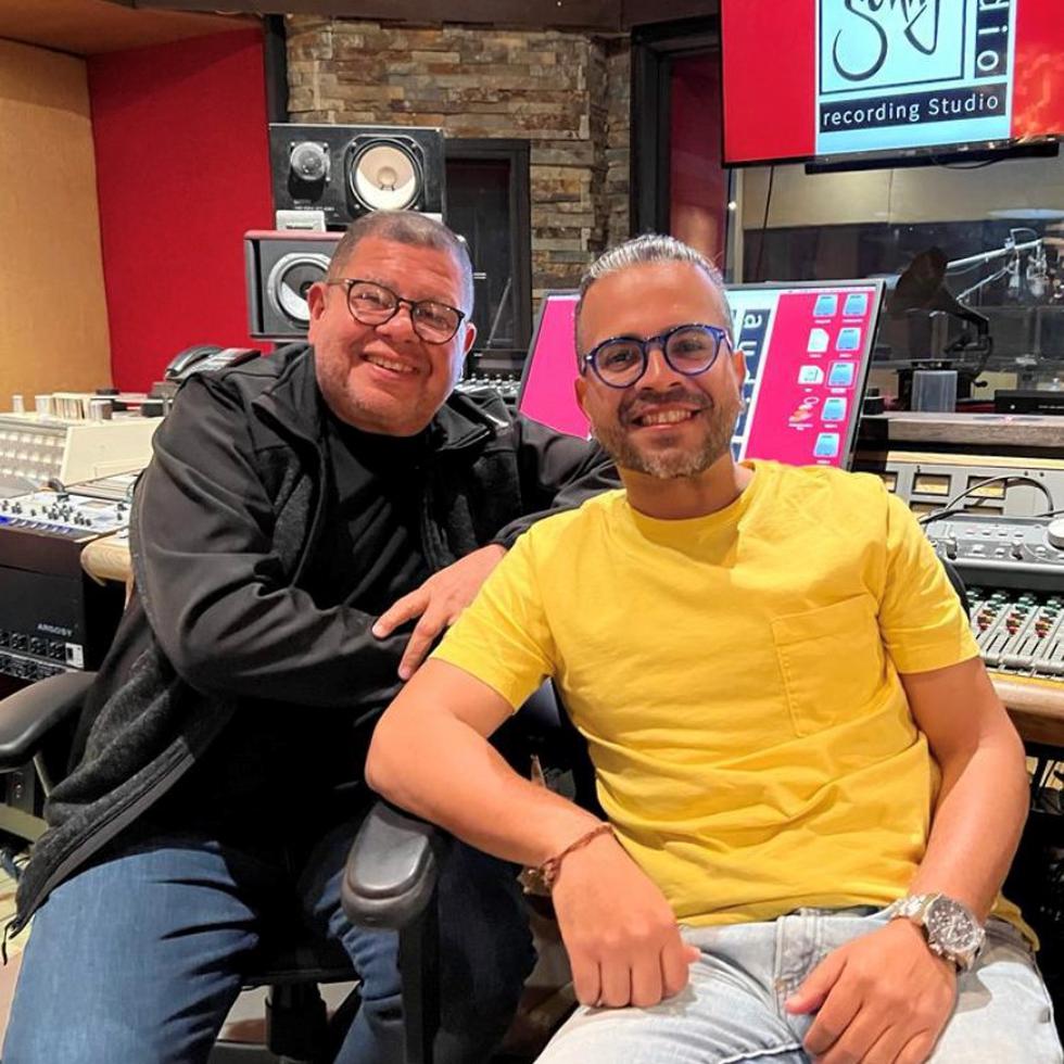 Julito Alvarado y Gerardo Rivas en el estudio de grabación.