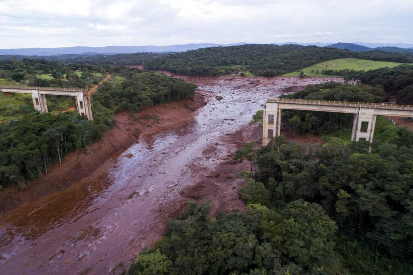 Vista aérea de un puente destruido por una inundación provocada por el colapso de la represa cerca de Brumadinho, Brasil. (AP)