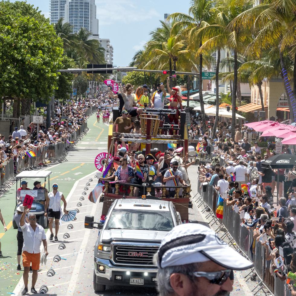 El Miami Beach Pride reúne a “miembros de la comunidad lesbiana, gay, bisexual y transgénero y sus amigos, aliados y simpatizantes para celebrar el espíritu y la cultura únicos de la comunidad LGBTQ+”.