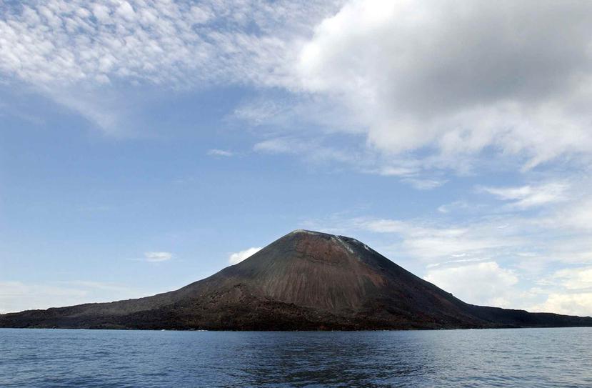 En esta imagen de archivo, tomada el 10 de abril de 2004, vista del volcán Anak Krakatau desde la costa de Java Oeste, en Indonesia. (AP)