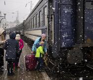 Una familia ucraniana toma el tren Dnipro-Truskavets en la estación de tren de Lviv.