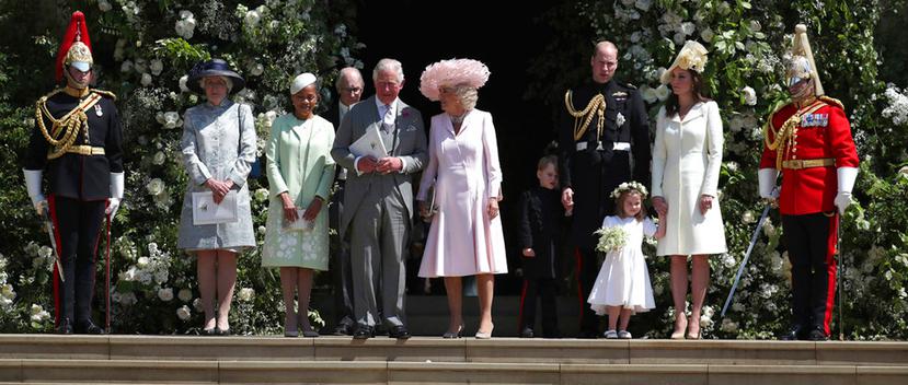 La familia real británica, a la salida de la boda de Harry y Meghan, junto a la madre de la joven. (Foto: AP)