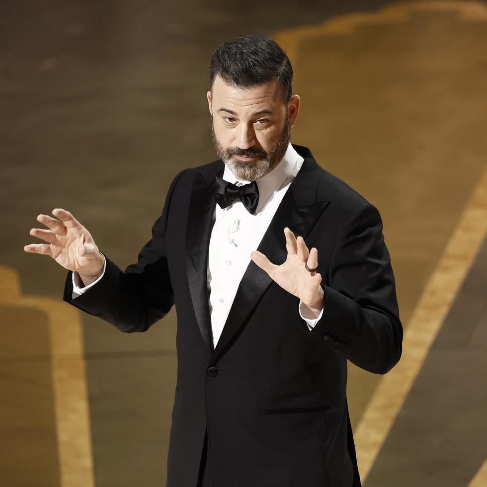 El presentador Jimmy Kimmel hizo referencia a la bofetada que le propinó Will Smith a Chris Rock en la edición del 2022 de los Premios Oscar EFE/EPA/ETIENNE LAURENT