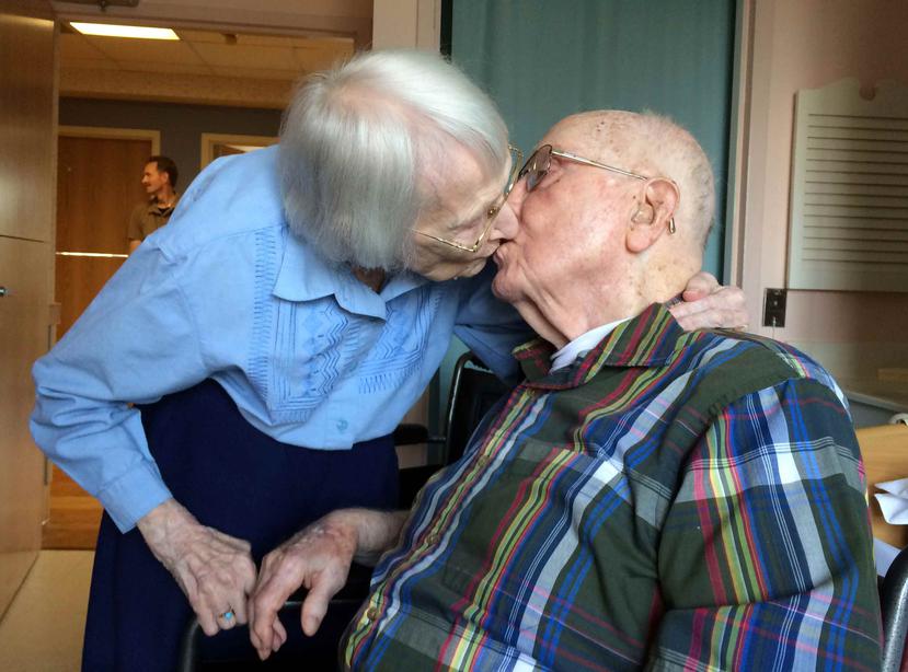 Walter y Leslie Kimmel comparte un beseo durante su aniversario.
