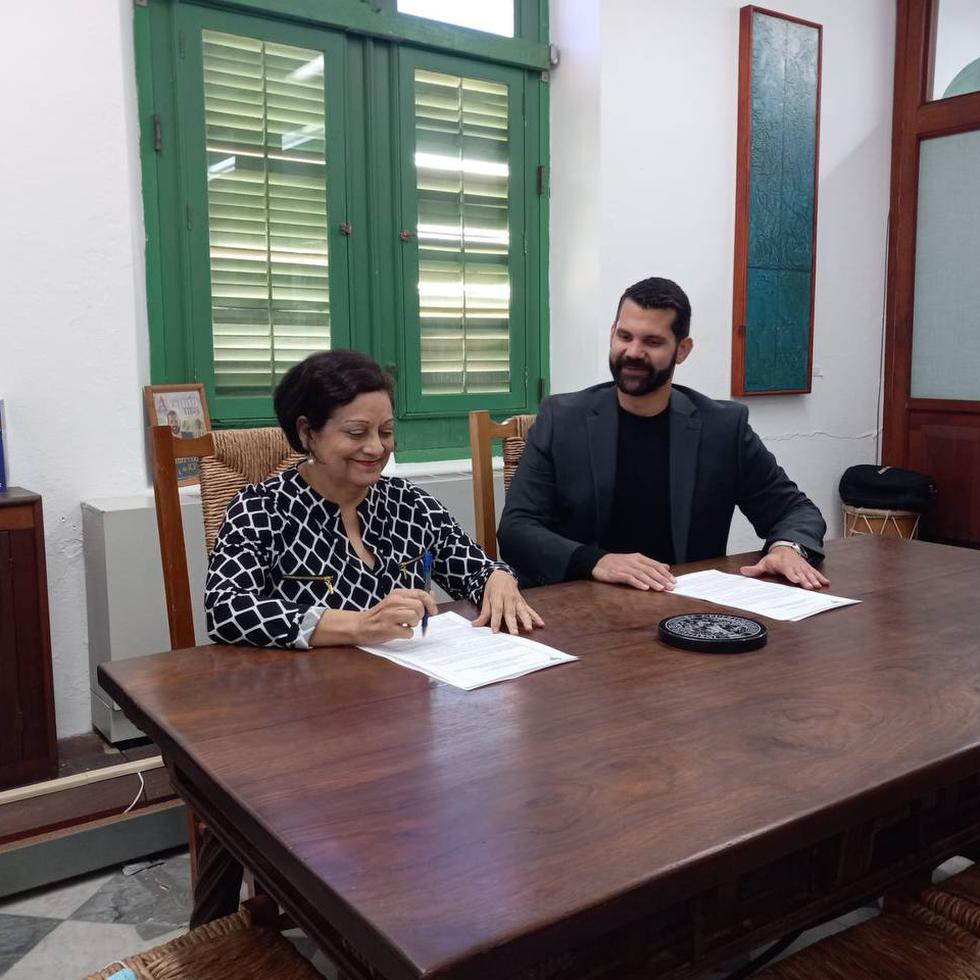 El director ejecutivo del ICP, Carlos Ruiz Cortés, y la rectora interina del CEAPRC, Wanda Marrero Velázquez, firmaron el pacto.