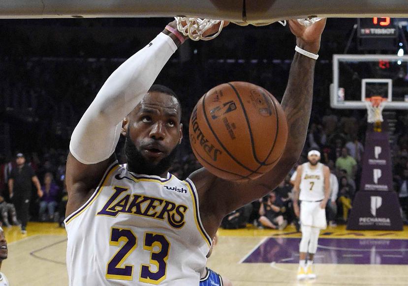 LeBron James donquea el balón durante un partido de los Lakers. (AP)