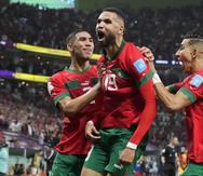 Youssef En-Nesyri (centro) celebra tras marcar el primer gol de Marruecos ante Portugal en el partido por los cuartos de final del Mundial, el sábado 10 de diciembre de 2022, en Doha, Qatar. (AP Foto/Martin Meissner)