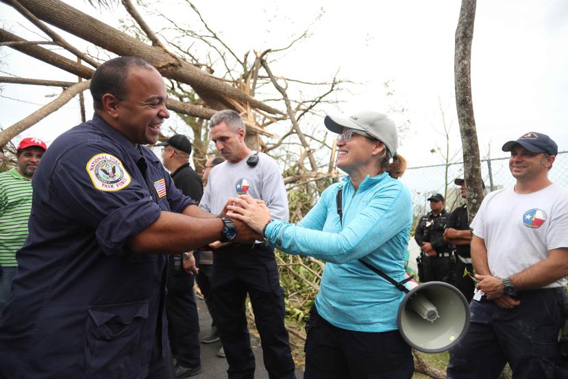 Carmen Yulín Cruz durante un recorrido por San Juan para ver las necesidades tras el paso del huracán María.