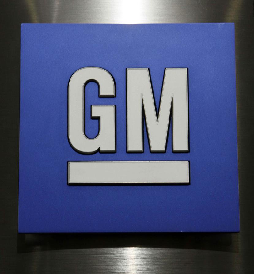 El logo de General Motors Co. en una conferencia de prensa. (AP)