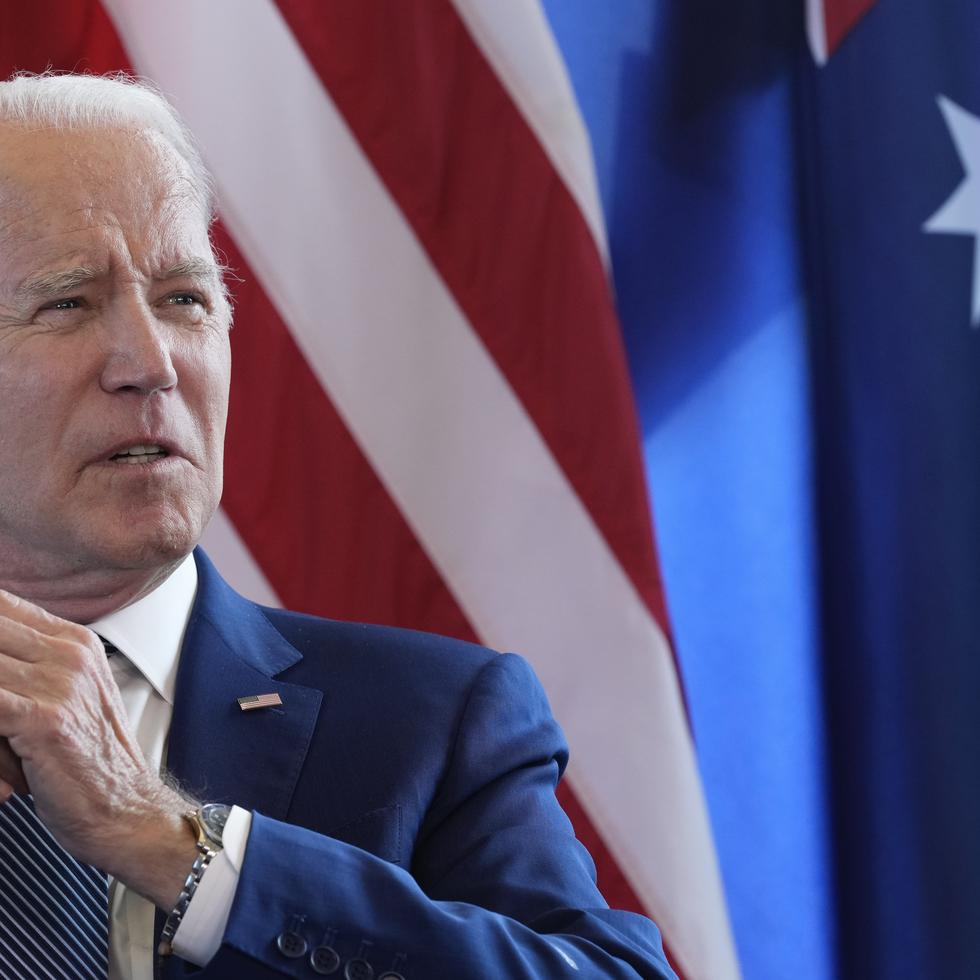 El presidente de Estados Unidos, Joe Biden, responde preguntas sobre el límite de deuda de Estados Unidos antes de una reunión bilateral con el primer ministro de Austraila, Anthony Albanese, en un aparte de la cumbre del G7 en Hiroshima, Japón, el sábado 20 de mayo de 2023. (AP Foto/Susan Walsh)