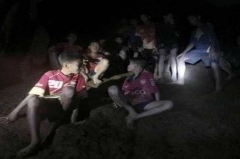 Fotografía cedida por el Real Ejército de Tailandia que muestra a los 12 menores y su entrenador, rescatados de la cueva Tham Luang Nang Non. (EFE)
