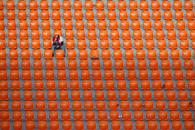 Un solitario fanático de Egipto observa el partido ante Uruguay. (AP)