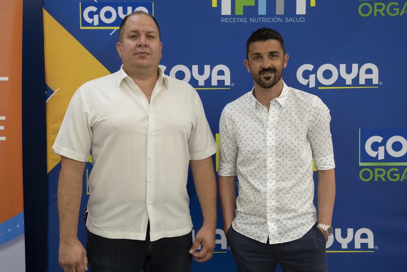 De izquierda a derecha, el presidente del Bayamón FC, Alberto Santiago, y el exfutbolista David Villa en la conferencia de prensa hoy en Bayamón.