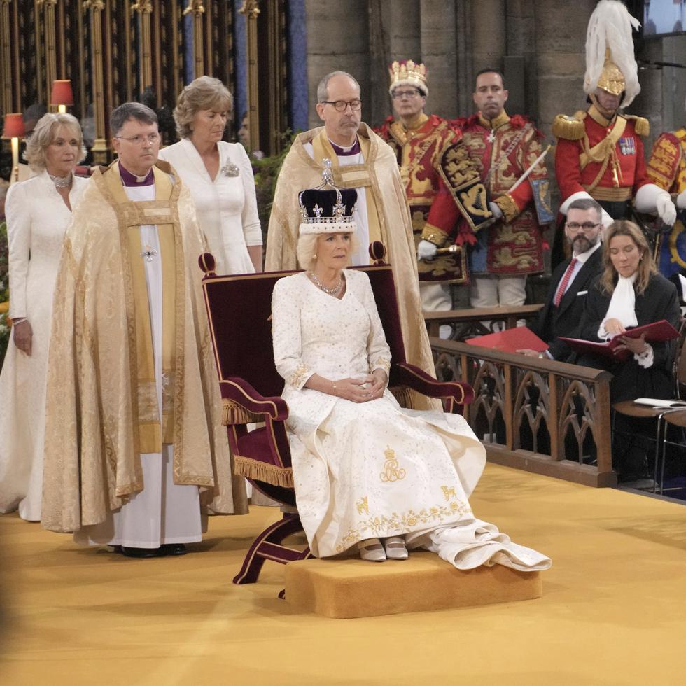 El momento de la coronación de la reina Camila.